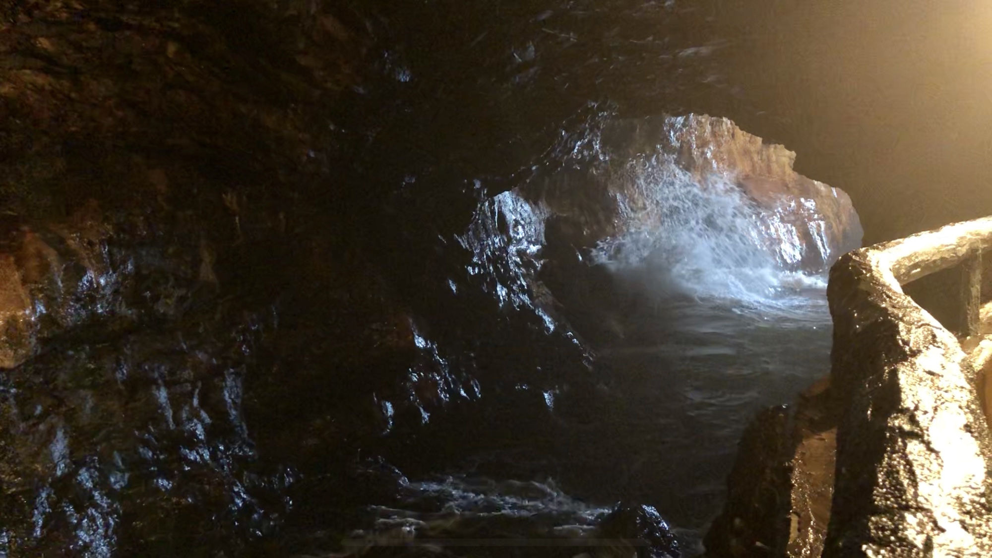 三段壁洞窟で撮影した海につながる洞内の風景。