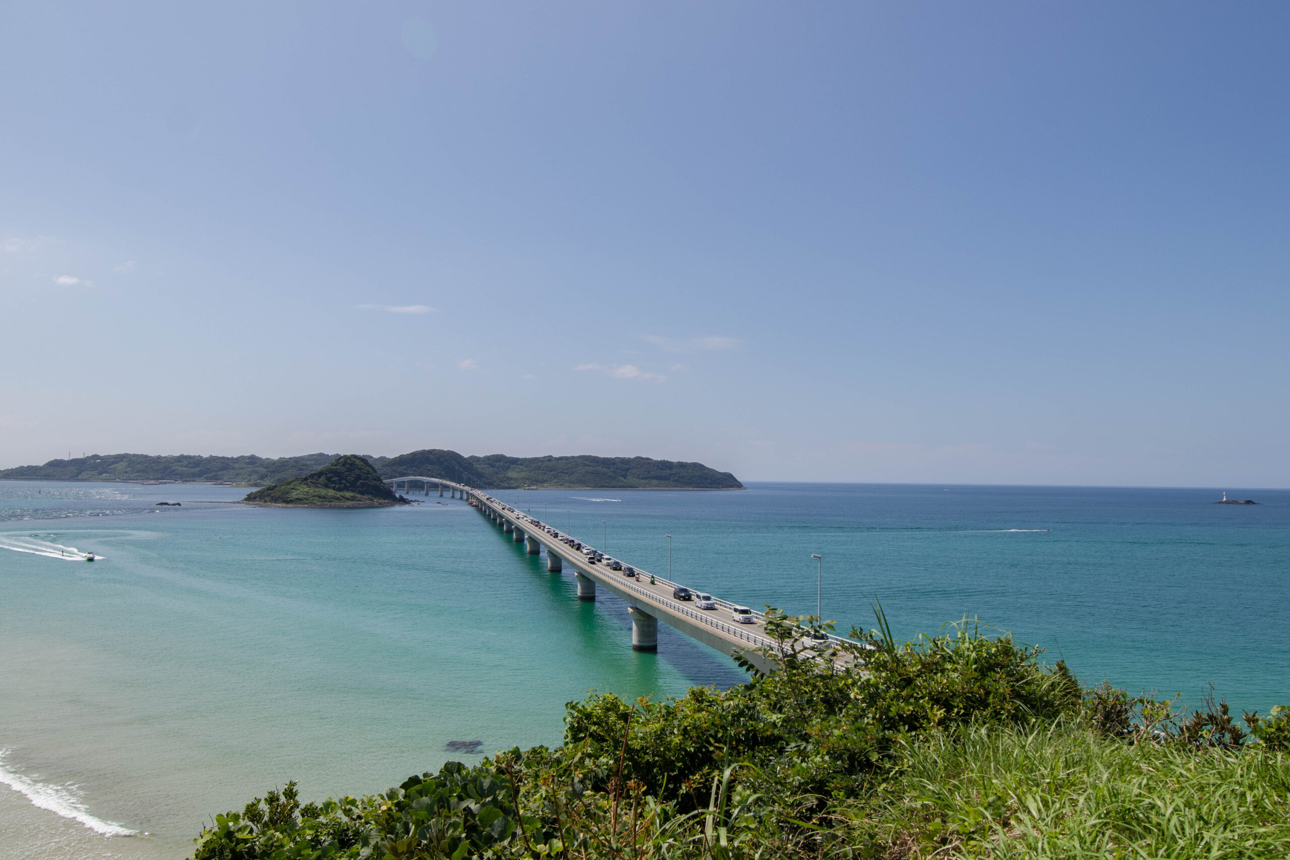 青い海に延びる角島大橋と橋上に並ぶ車
