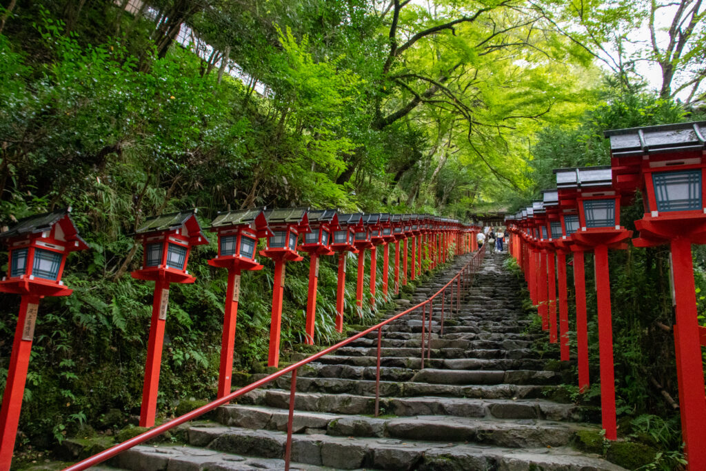 貴船神社本宮へ続く石段と朱色の灯籠
