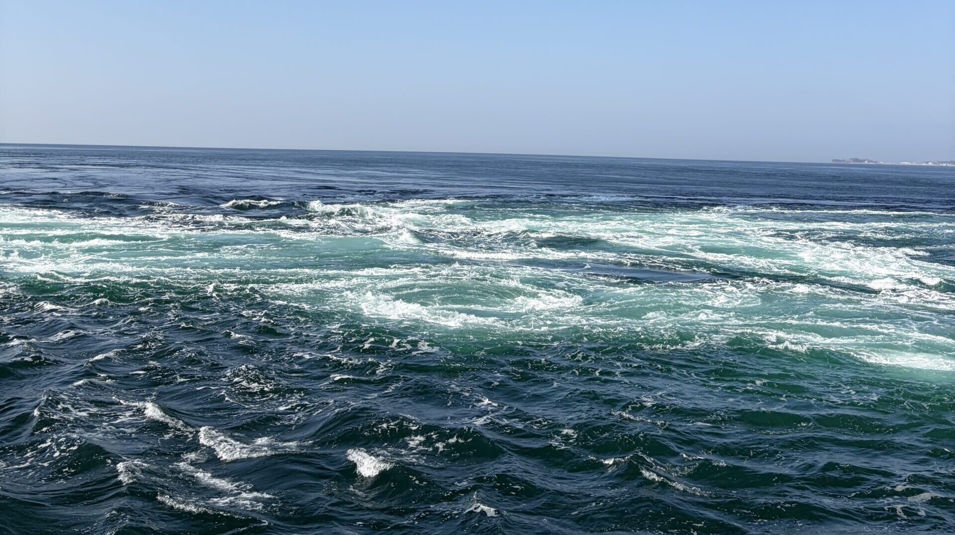 鳴門海峡の潮の流れを観潮船から眺めた写真