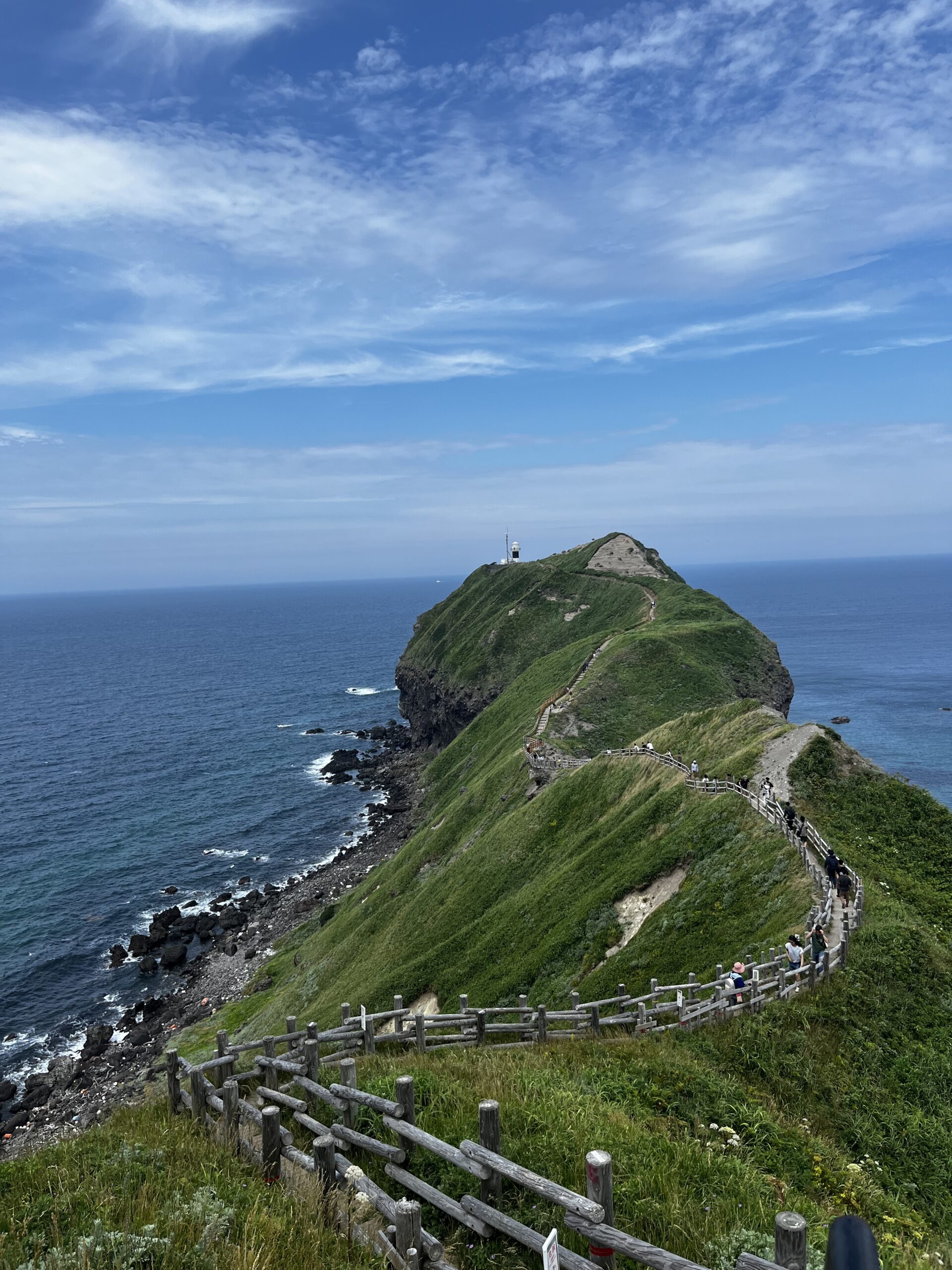 神威岬の遊歩道と青い海。先端へ向かう途中から撮影。