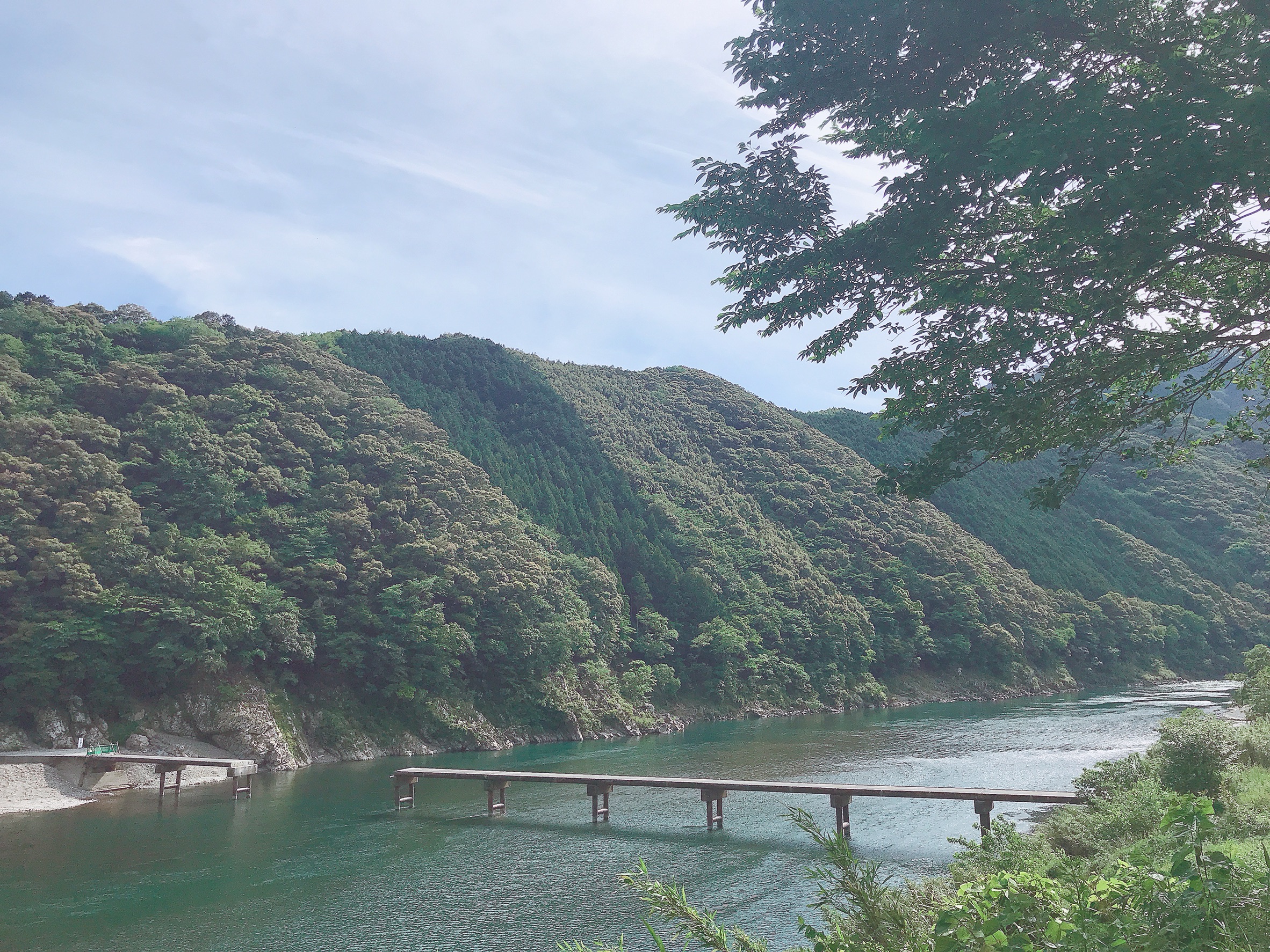 2018年に撮影した、一部が途切れた四万十川の沈下橋と周囲の山