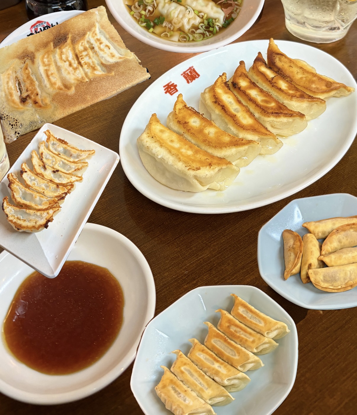 来らっせ本店でテーブルに並べた複数店の餃子