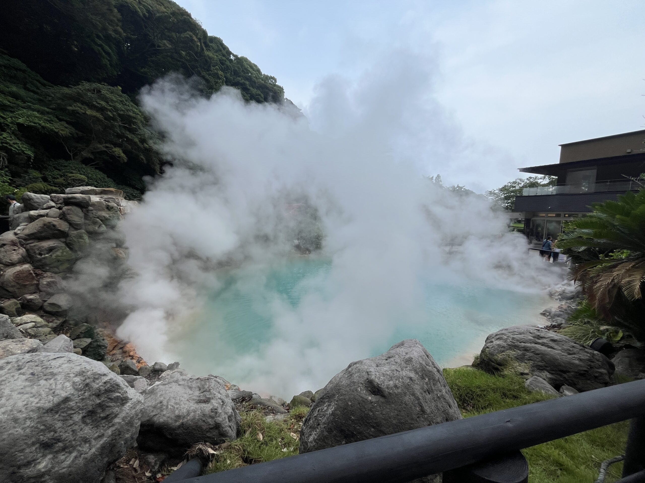 青い湯面から白い湯気が立ち上る海地獄