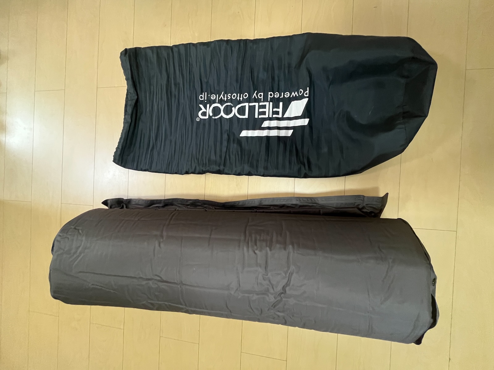 丸めたFIELDOORマットと収納前の専用バッグ