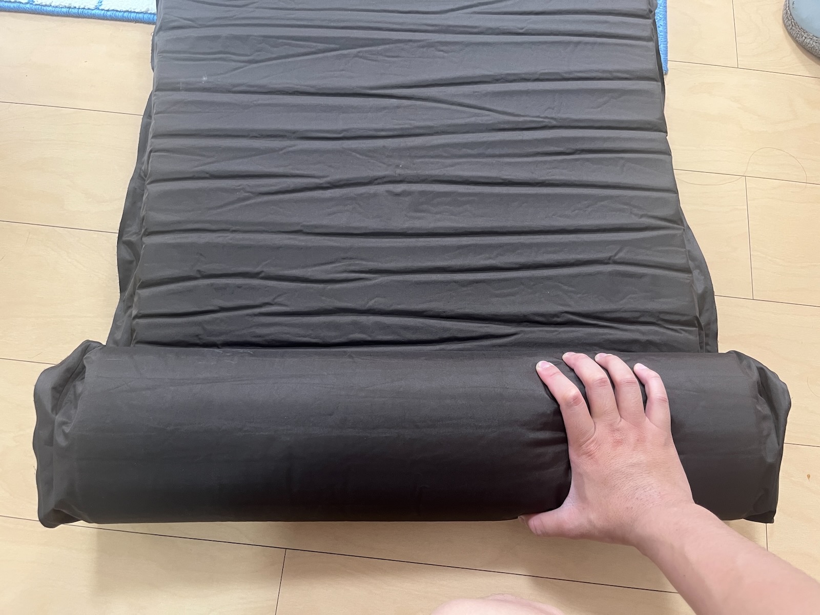 端から丸め始めたFIELDOOR車中泊マット