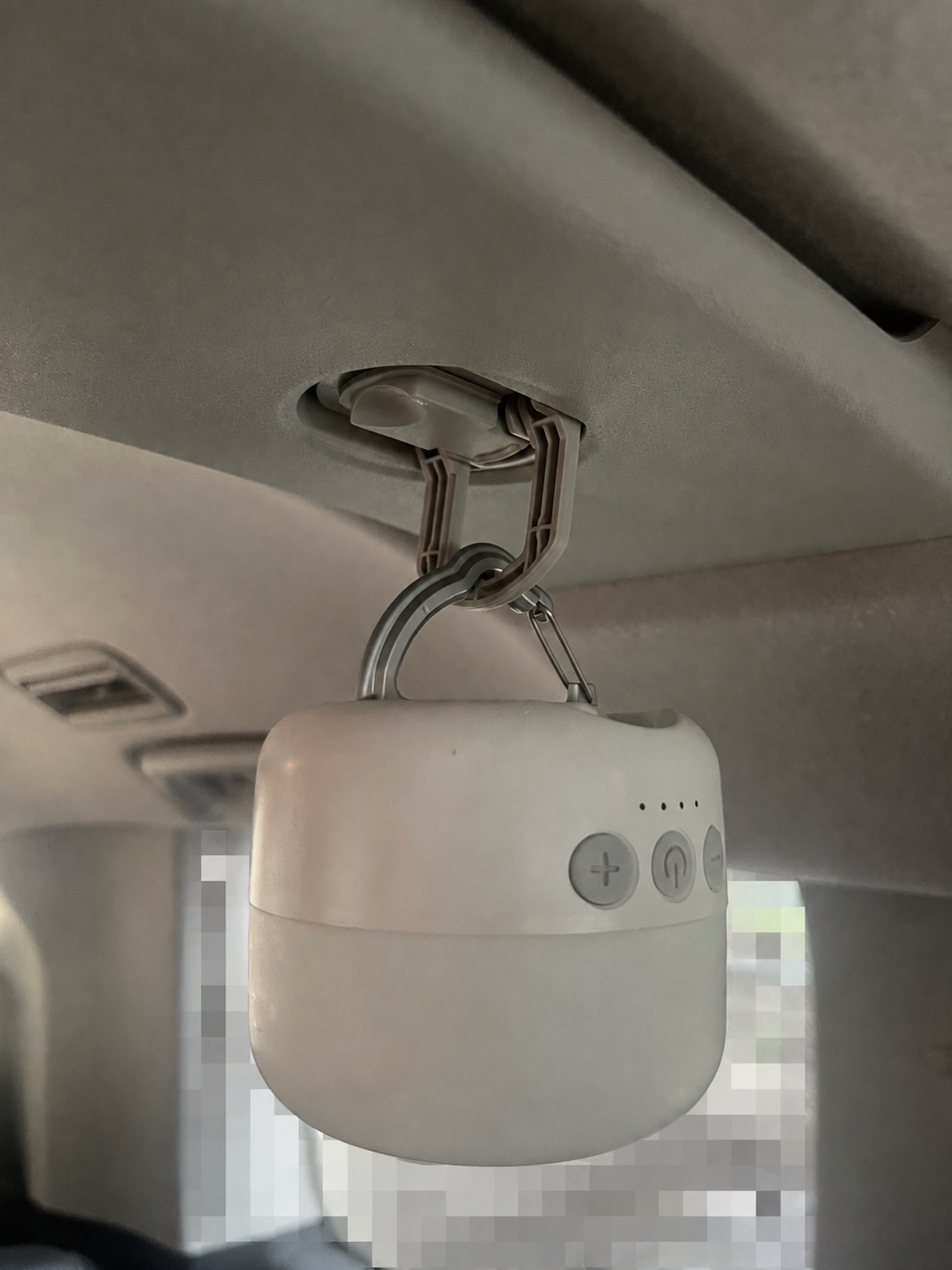 デリカD:5の車内に吊るした白いBeszing LEDランタン