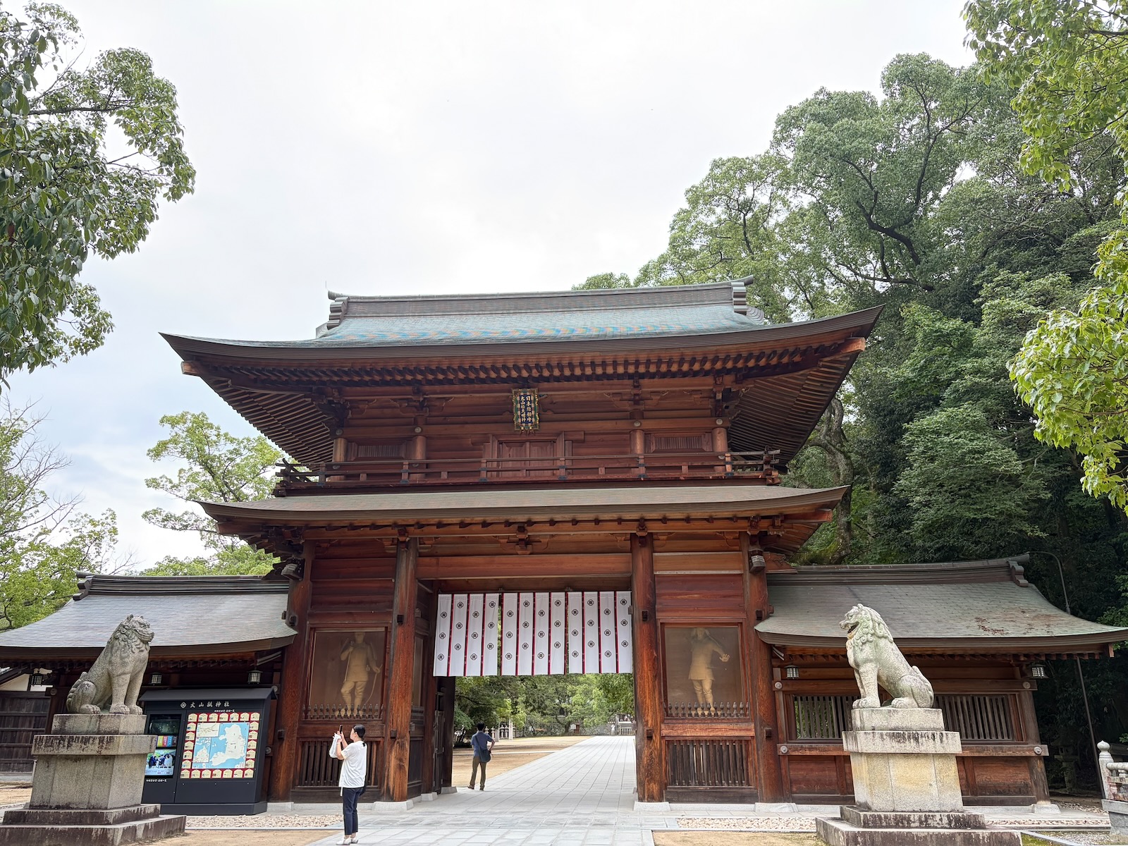 大山祇神社の総門と両側の狛犬