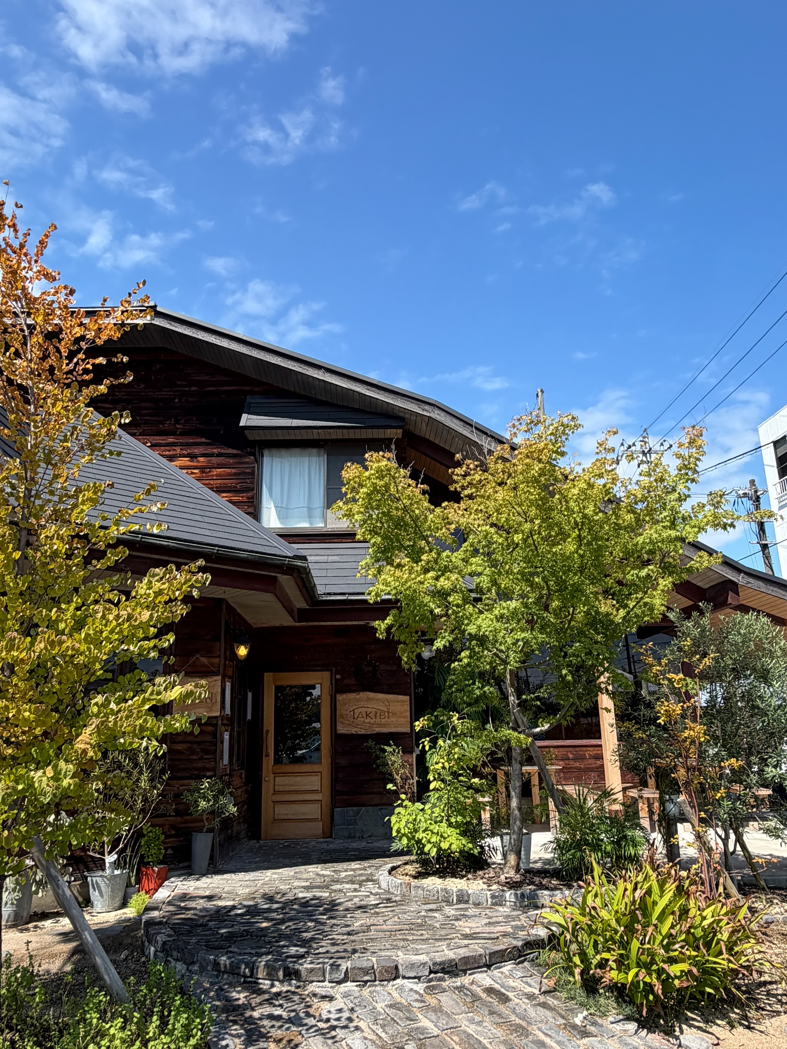 緑に囲まれた大三島のpizzeria TAKIBIの入口
