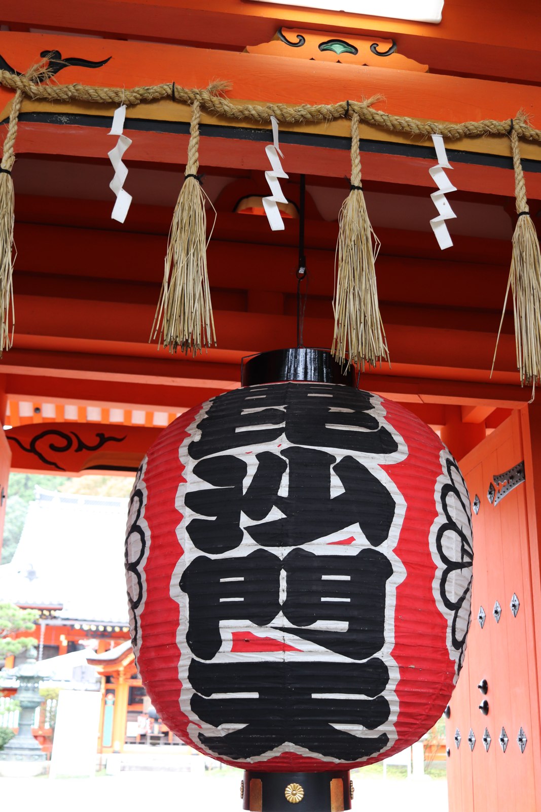 毘沙門天の文字が大きく書かれた赤い提灯と朱色の柱