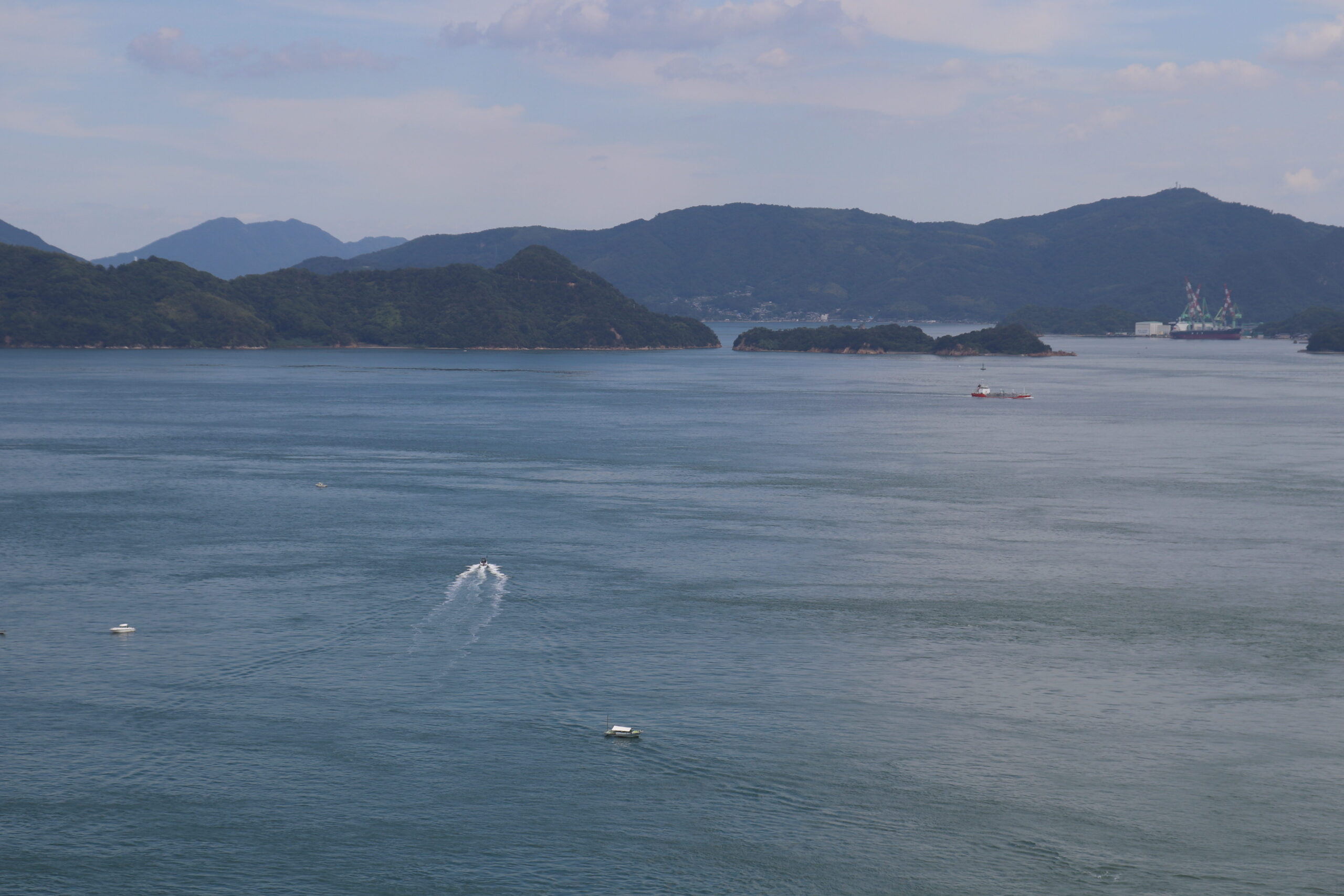 来島海峡の島々と海を行き交う船