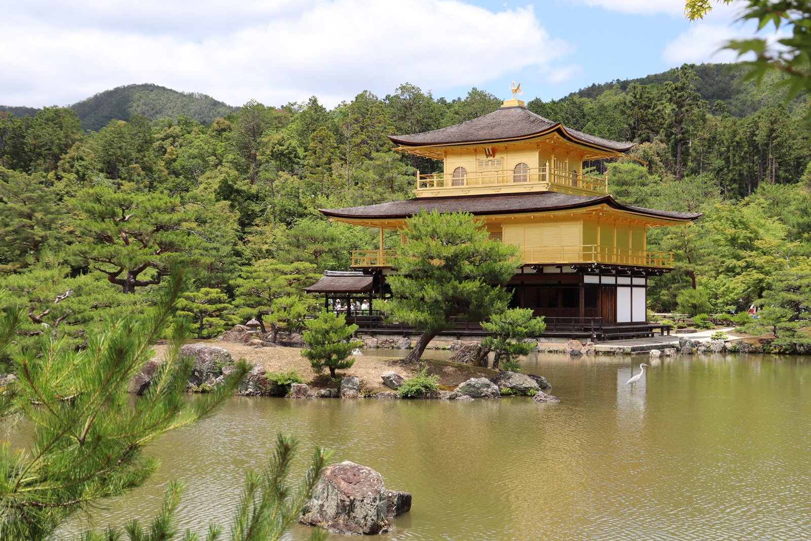 鏡湖池の向こうに建つ金閣寺の舎利殿