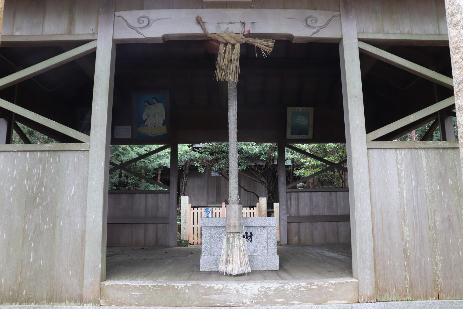 沼島のおのころ神社で撮影した木造の拝殿