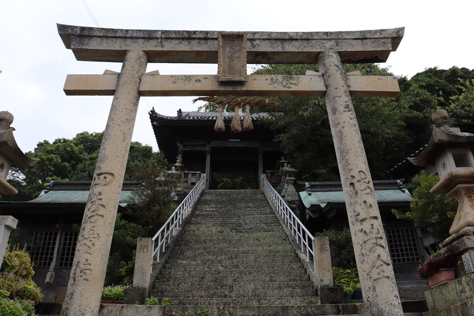 沼島八幡神社の石造りの鳥居と奥に続く石段