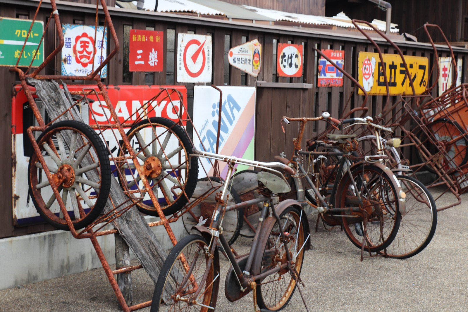 ポコペン横丁の看板と自転車