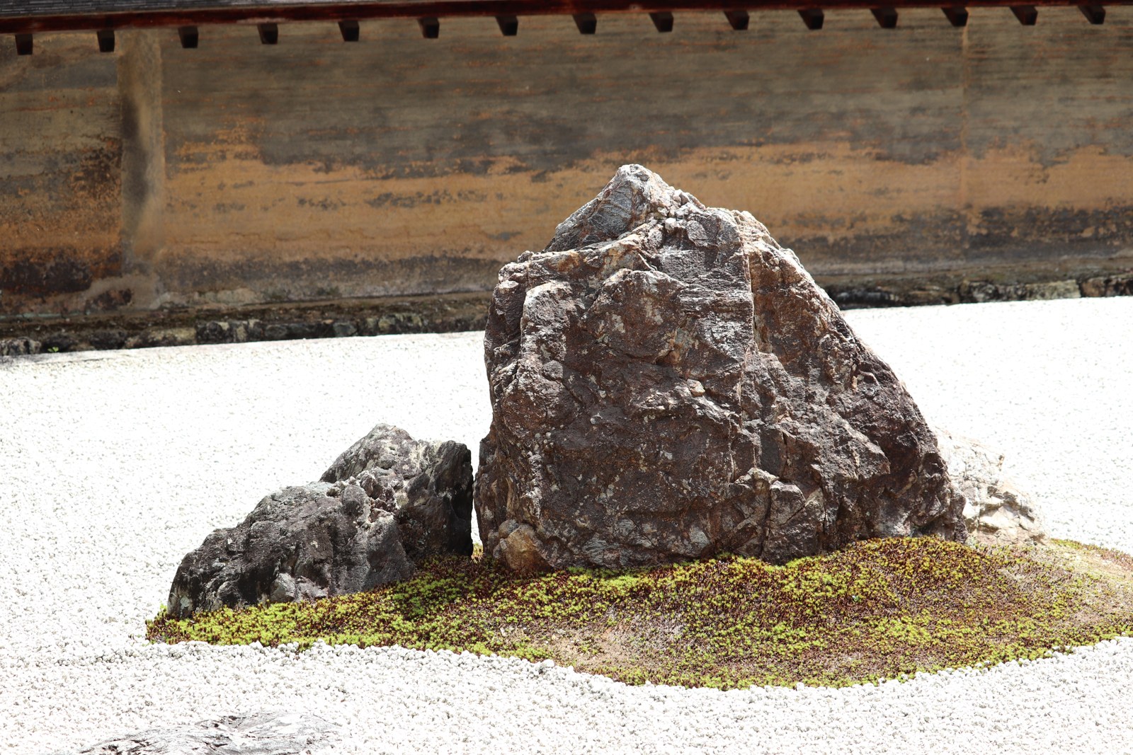 龍安寺の石庭の石組みと苔、白砂