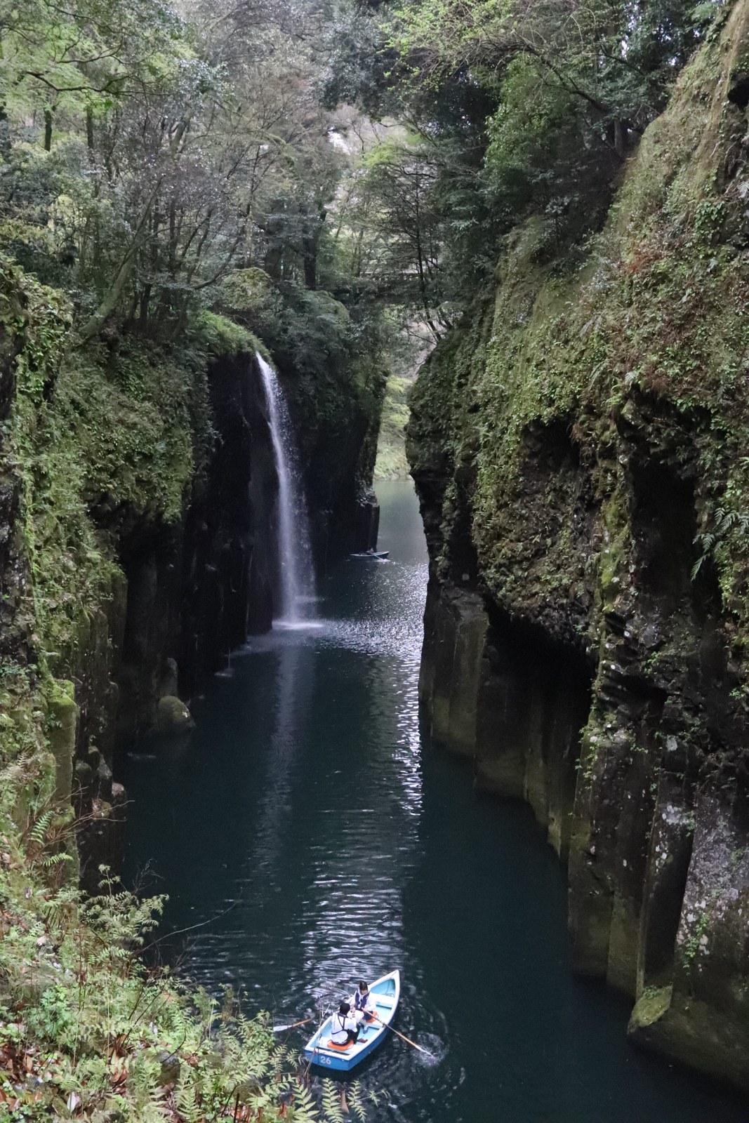 2020年3月に撮影した高千穂峡の真名井の滝と水面に浮かぶボート