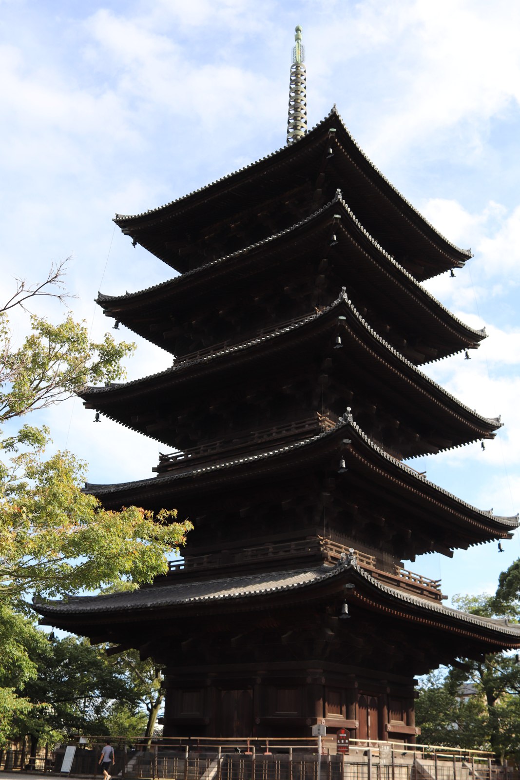 東寺の五重塔を近くから見上げ、重なる屋根と木組みを写した写真