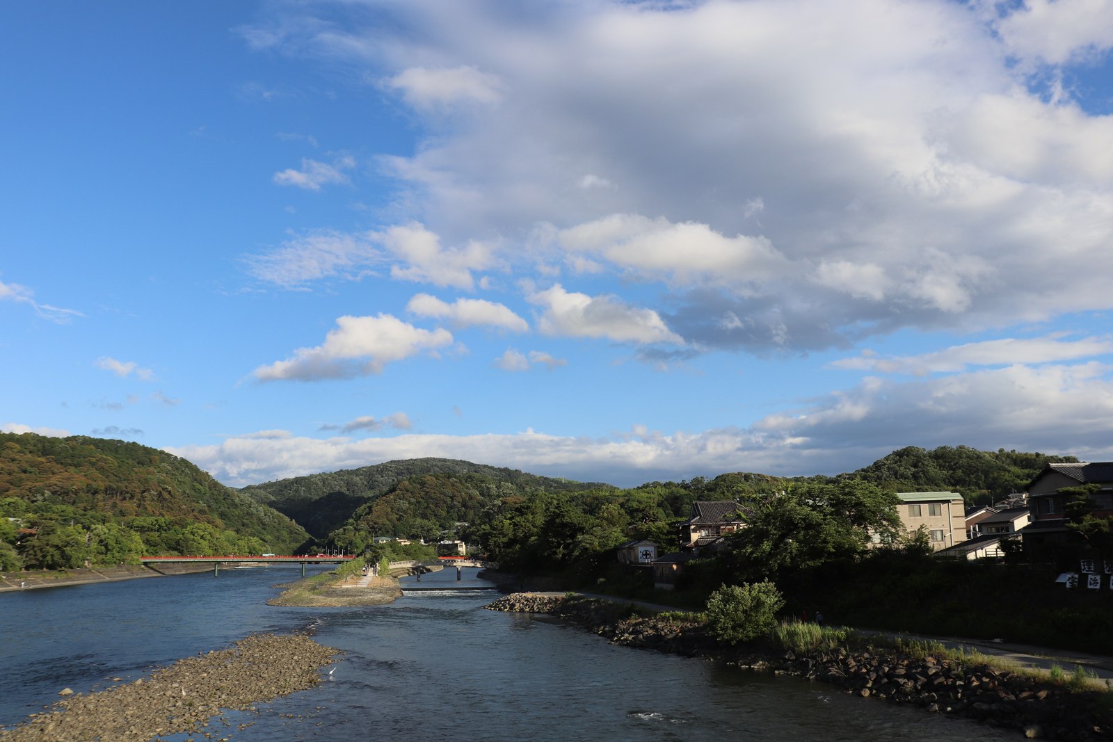 宇治川の広い川面と橋、川沿いの緑を見渡す6月の景色